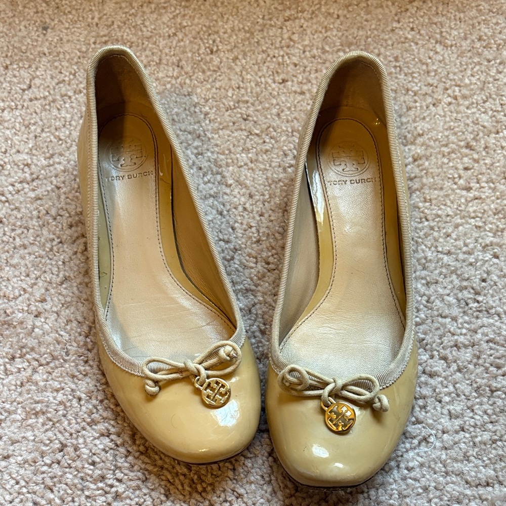 Tory Burch Women's Beige Loafers with Bow Accent